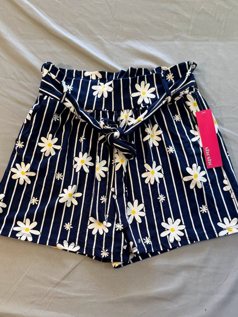 Shosho Women's Daisy Print Paperbag Shorts w/ Pockets Sz Large Butter Soft Feel